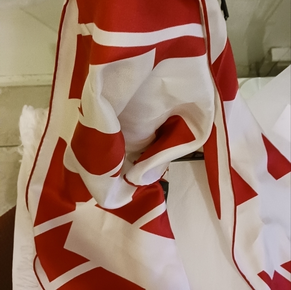 Gucci geometric silk logo scarf - Picture 8 of 8